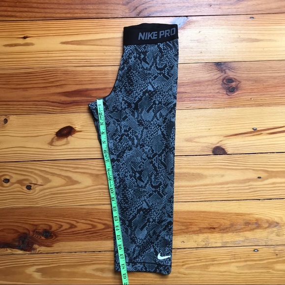 Nike Pro Gray Snakeskin Capris Leggings, EUC, M - Picture 7 of 15